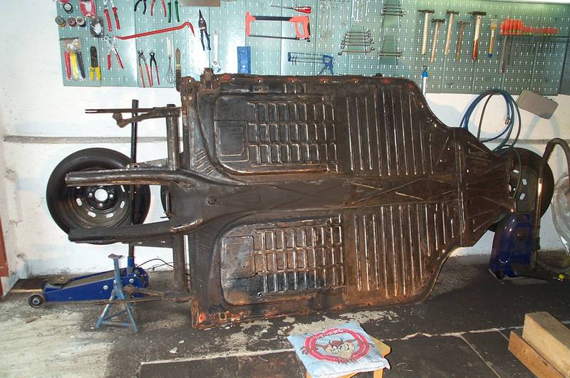 Die Bodengruppe wurde mit der Flex vom U-Schutz befreit - eine "schmutzig Angelegenheit".