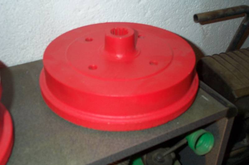 Die Bremstrommeln, die neuen Koni-Dämpfer und einige Kleinteile erstrahlen in Feuerrot.