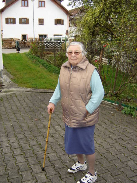 Oma beim Kontrollbesuch - Alles in Ordnung die Restauration kann weitergehen